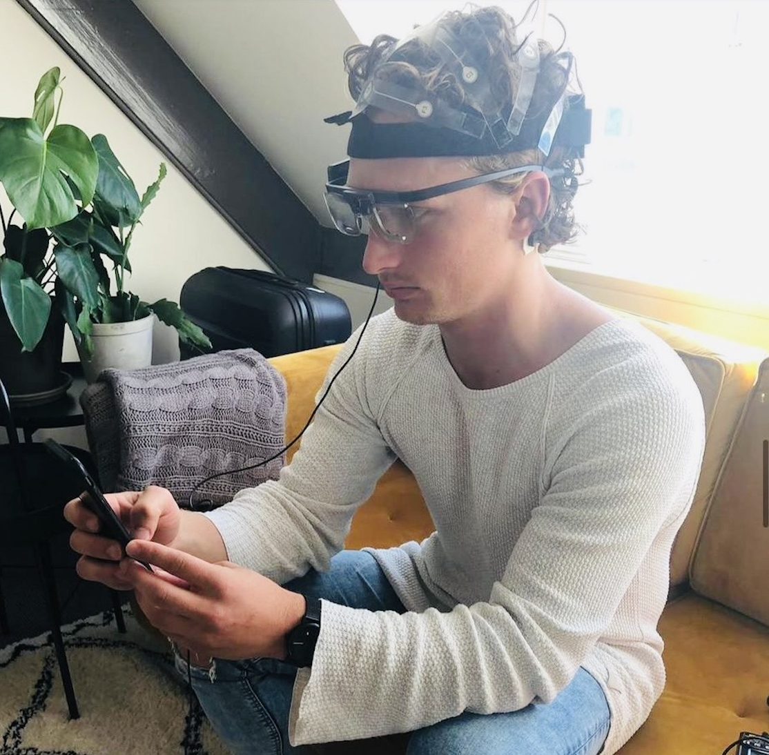 Neuromarketing-onderzoek met een EEG-headset en eyetracker tijdens het bekijken van een website